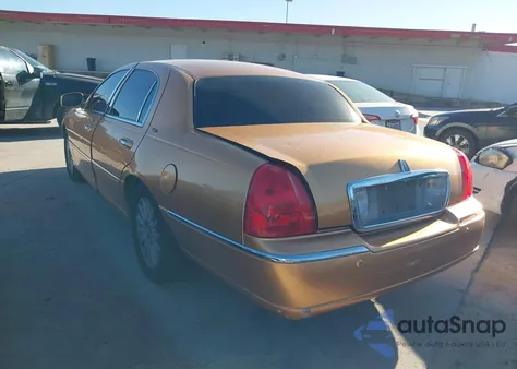 2003 Lincoln Town Car Cartier z USA, uszkodzony, nr VIN 1LNHM83WX3Y633077